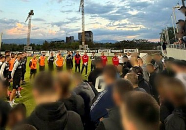 Феновете на Локо привикаха футболистите преди важния мач с Локо София