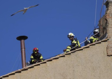 Пожарникари монтираха комин върху покрива на Сикстинската капела който ще бъде