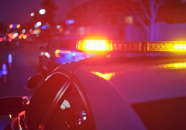 Шофьор помете с колата си колчета на булевард Черни връх