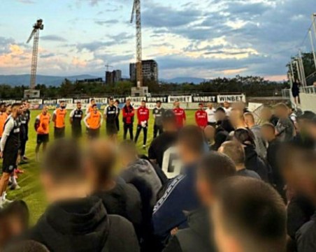 Феновете на Локо привикаха футболистите преди важния мач с Локо София