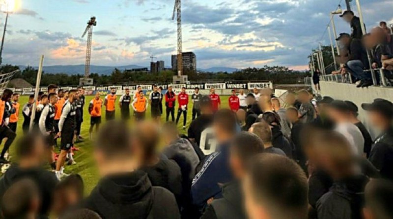 Феновете на Локо привикаха футболистите преди важния мач с Локо София