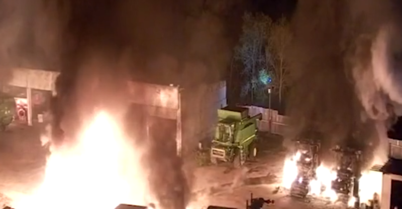 Собственикът на изгорелите трактори за 3 млн. лв. познава подпалвача, страхува се за живота си