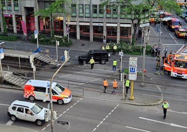 Една жена е починала, след като кола се вряза в група хора в Щутгарт