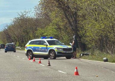 Пътен инцидент с мотоциклетист и лек автомобил е станал на