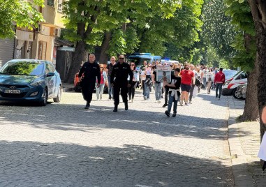 Протестът организиран в памет на 6 годишния Ангел се премести пред