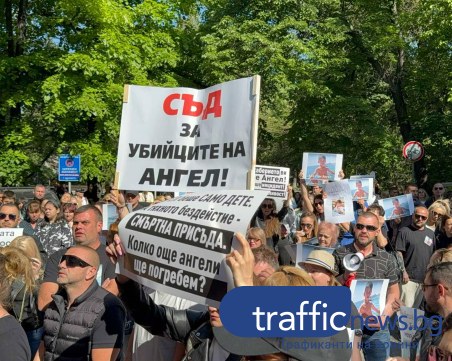 Напрежение на протеста след смъртта на Ангел: Близки нахлуха в 