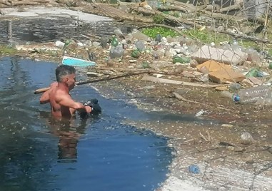 Пловдивски дизайнер с акция по почистване на Марица – навлезе в ледените води на реката, извади 5 чувала отпадъци