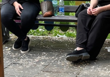 В центъра на Пловдив на детска площадка зад блоковете на