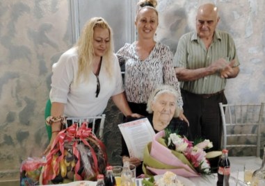 Стогодишен юбилей отпразнува Надежда Панчева от Скутаре Жената събра роднини
