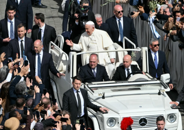 Един от папамобилите на покойния папа Франциск е предоставен за