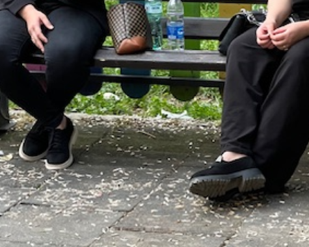 Детска площадка тъне в люспи от семки, родителите: Има си чистачи