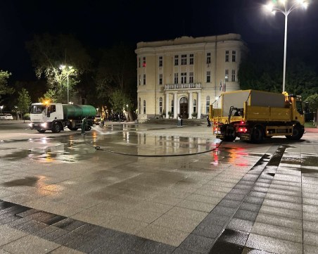 Машини мият интензивно площад „Централен