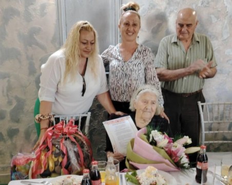 Община Марица зарадва с подаръци Надежда Панчева за 100-годишнината й