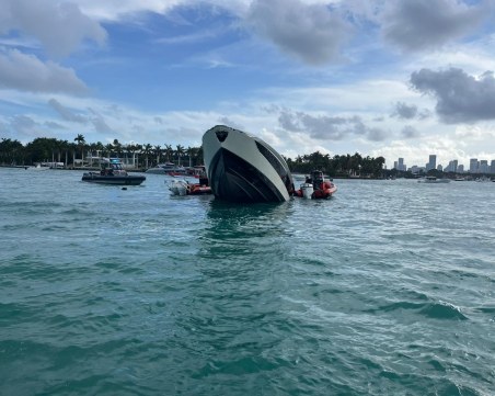 Пълна с инфлуенсъри луксозна яхта потъна край Флорида