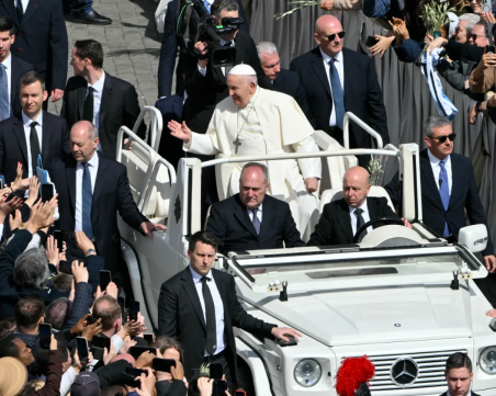 Папамобил на Франциск ще бъде подвижен медицински кабинет в Газа