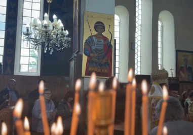 Стотици се поклониха пред мощите на свети Георги във Вършец