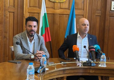 Благо Джизъса дарява 100 компютъра на 5 пловдивски училища