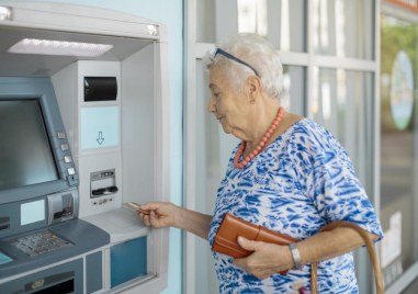 Изплащат пенсиите от днес