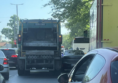 Катастрофа с BMW и камион за смет причини задръстване в Пловдив