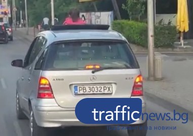 Пловдивчанка вози малката си дъщеря като абитуриентка на бал! ВИДЕО