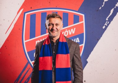 Платек иска да взима играчи от Ботев в Полша