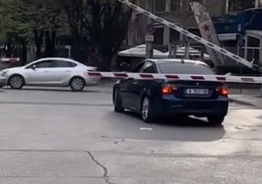 Шофьор на БМВ тества късмета си на жп прелез в Пловдив