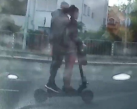 Безсмъртни! Двама влюбени „летят” на тротинетка без светлини по основен булевард в Пловдив