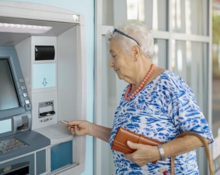 Изплащат пенсиите от днес