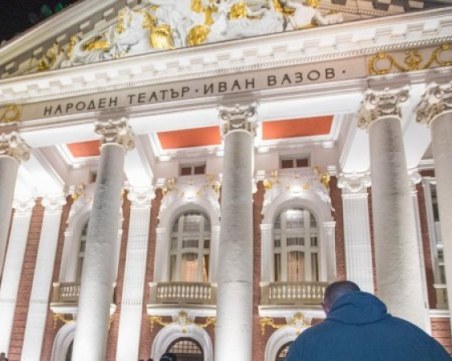 Пореден случай на насилие между деца: Тийнейджърски банди се сбиха пред Народния театър