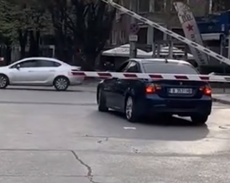 Шофьор на БМВ тества късмета си на жп прелез в Пловдив