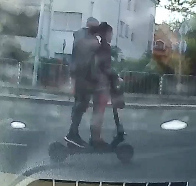 Безсмъртни! Двама влюбени „летят” на тротинетка без светлини по основен булевард в Пловдив
