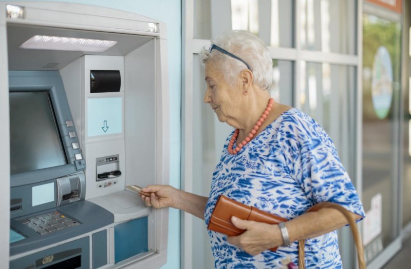Изплащат пенсиите от днес