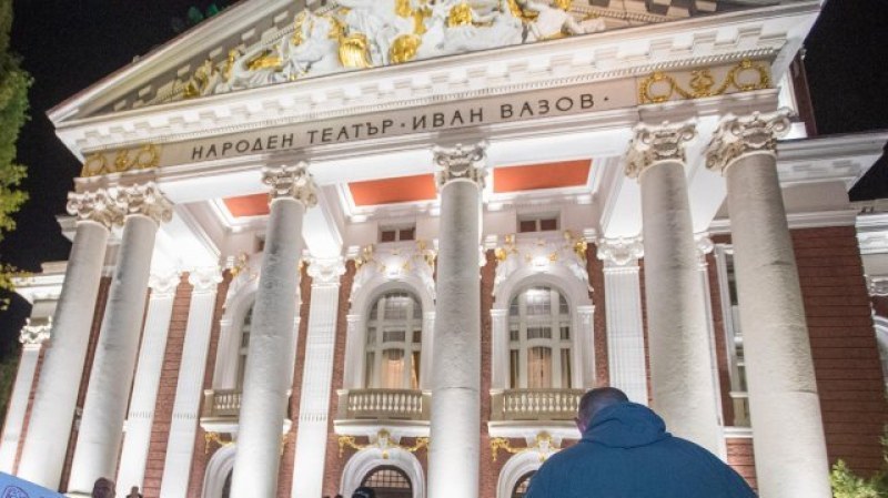Пореден случай на насилие между деца: Тийнейджърски банди се сбиха пред Народния театър