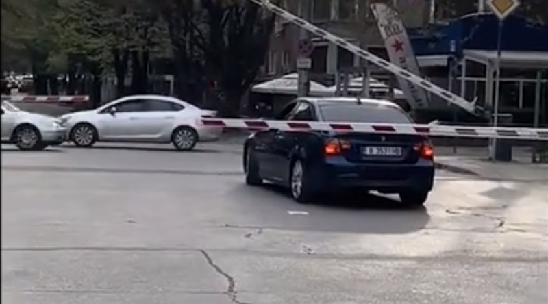 Шофьор на БМВ тества късмета си на жп прелез в Пловдив