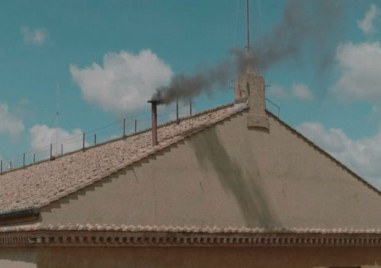 Черен дим от комина на Сикстинската капела това е