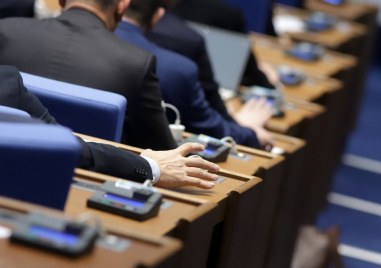 Депутатите решават днес дали да свалят имунитетите на двама народни