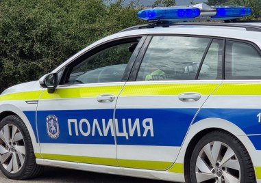 Пиян шофьор с над 2 промила се заби в паркирана кола в Първомайско село