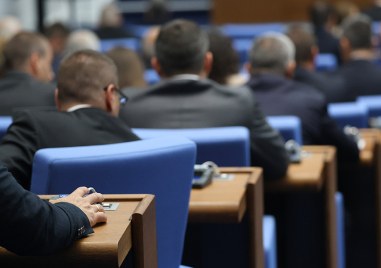 Точката за свалянето на имунитети на шестима депутати отпадна