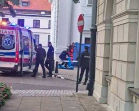 Нападение с брадва във Варшавския университет, жена е убита