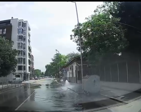 Отворен хидрант наводни улица в Пловдив ВИДЕО