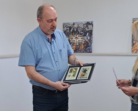 Преподавател дари пощенски марки с репродукции на Златю Бояджиев на родната му къща