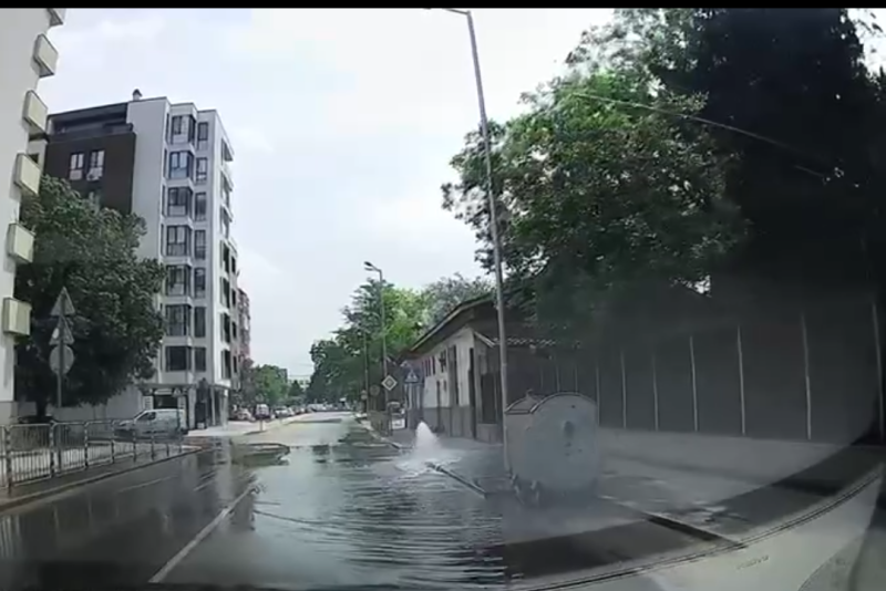 Отворен хидрант наводни улица в Пловдив ВИДЕО