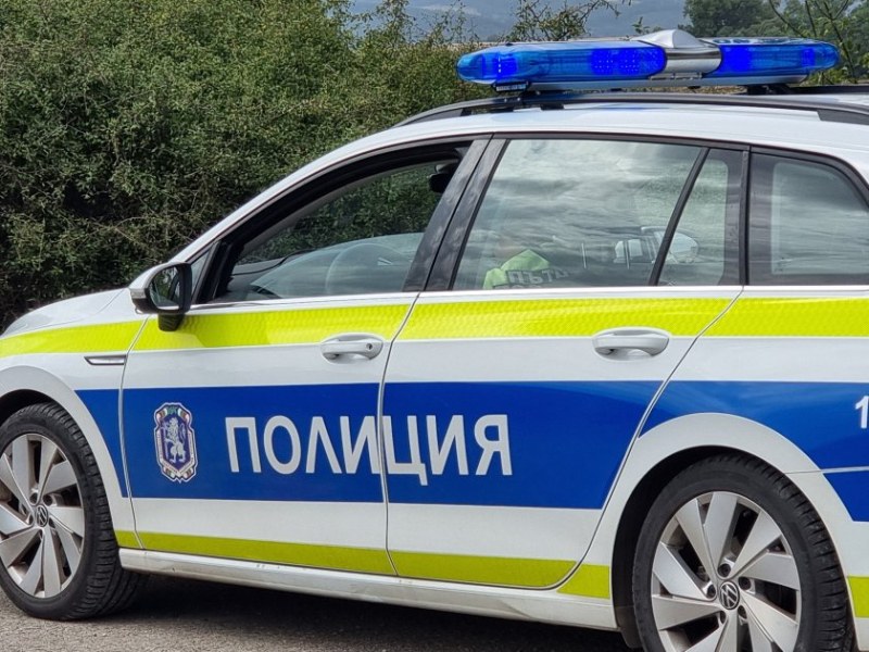 Пиян шофьор с над 2 промила се заби в паркирана кола в Първомайско село