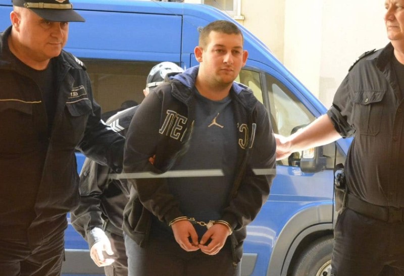 Задържаха в съдебната зала 19-годишния шофьор, пробвал да изнесе от страната 7,5 кг. марихуана