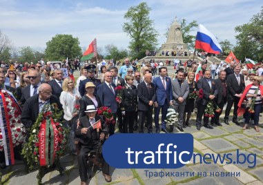 Митрофанова с костюм - униформа на Бунарджика, деца развяват портрета на Сталин