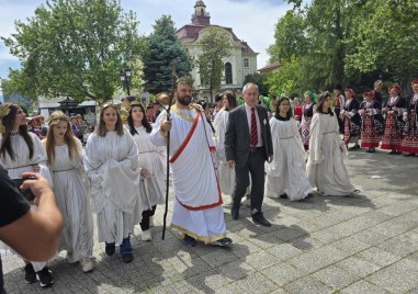 Бог Дионис поведе шествие по Главната, в Стария град се лее вино