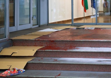 Мъж заля с червена боя входа на Министерството на културата