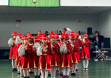 Учители в 140-годишно училище в Труд изненадаха децата със свое хоро