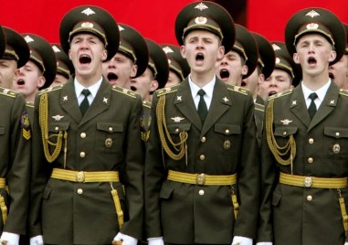 В Естония предаваха парада в Москва с надпис: Путлер е военен престъпник
