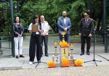 Връчиха наградите на победителите в конкурса за детска рисунка „С очите си видях бедата